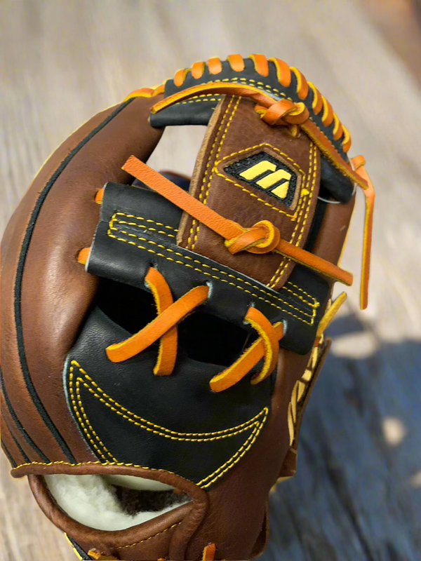 Close-up of the web on the Mizuno Classic Pro '99 Chipper Jones MCL-5001 11.75" Baseball Glove