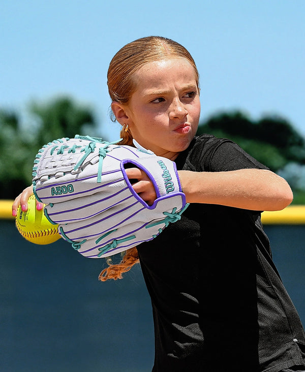 Young player fielding with the Wilson A500™ Siren 11.75" Youth Fastpitch Glove