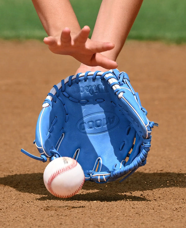 Player using the Wilson A1000™ 11.5" 1786 Baseball Glove in the field