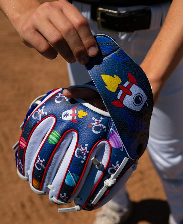 Close-up of player adjusting the EZ Catch™ strap on the Wilson A200® EZ Catch™ Space 10" Youth T-Ball Glove