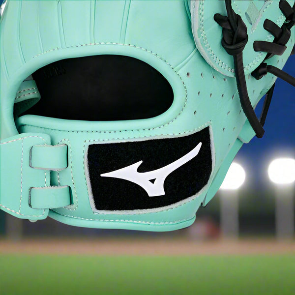 Close-up of the logo on the Mizuno Prime Elite X GPEXF-10 12" Fastpitch Glove
