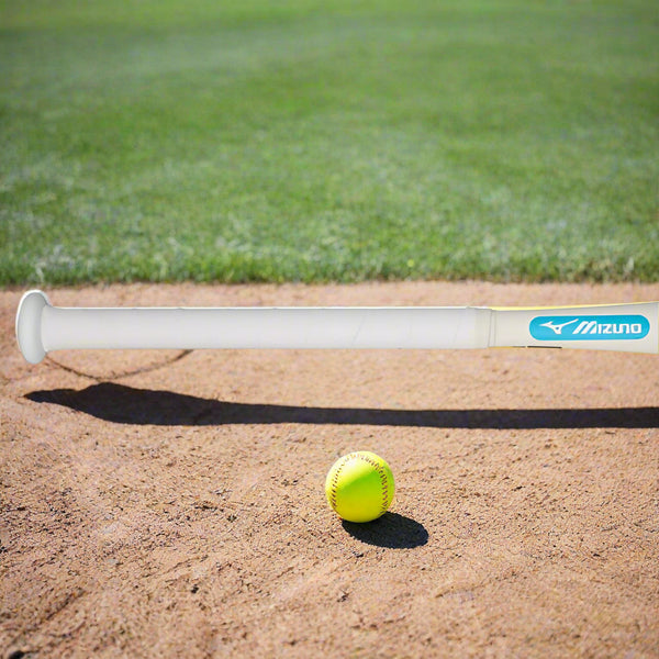 Close-up of the handle on the Mizuno Finch 26 -13 Youth Fastpitch Bat