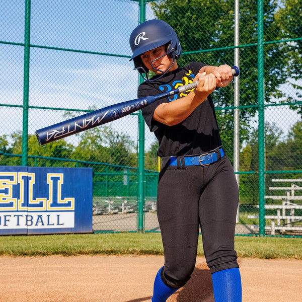 Elite player swinging the 2025 Rawlings Mantra™ Fastpitch Bat