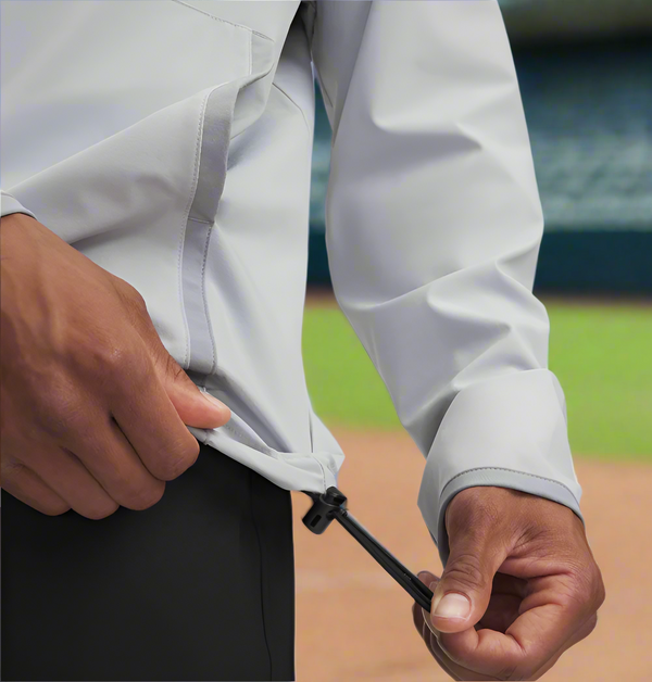 Close-up of the bungee adjust bottom hemon the Under Armour Motivate 3.0 Men's Long Sleeve Pullover
