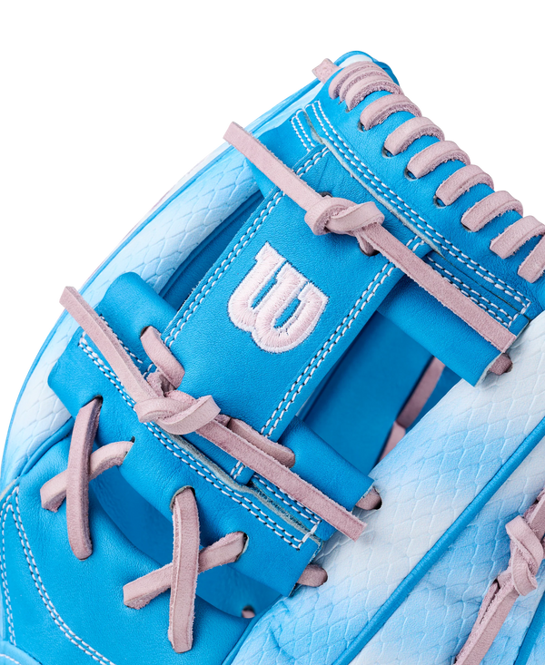 Close-up of the web on the Wilson 2027 A2000® H12SS 12" Fastpitch Glove
