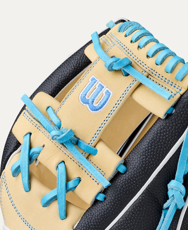 Close-up of the web on the Wilson 2027 A2000® FP1175SS 11.75" Fastpitch Glove