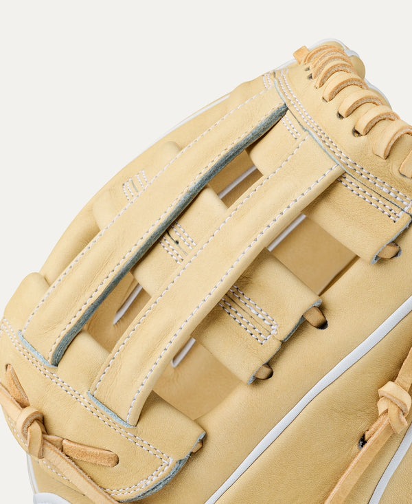 Close-up of the web on the Wilson 2027 A2000® FP1712 12" Fastpitch Glove