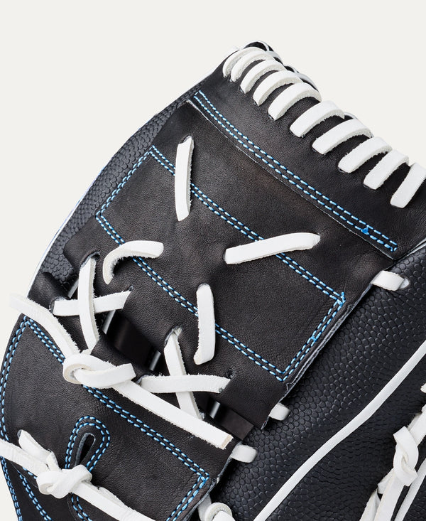 Close-up of the web of the Wilson 2027 A2000® FPB25SS 12.25" Fastpitch Glove