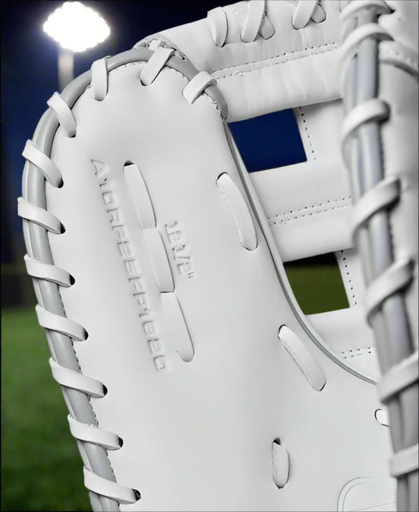 Close-up of the inside of the Wilson Fall 2024 A1000® 12.5" 1620 Fastpitch First Base Mitt