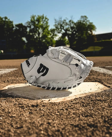 Wilson Fall 2024 A1000® 33" CM33 Fastpitch Catchers Mitt