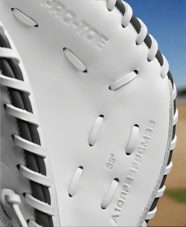 Close-up of the inside of the Wilson Fall 2024 A1000® 33" CM33 Fastpitch Catchers Mitt