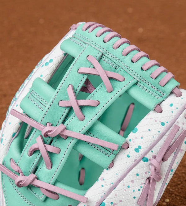 Close-up of the web on the Wilson Winter 2025 A2000® FP75SS 11.75" Fastpitch Glove