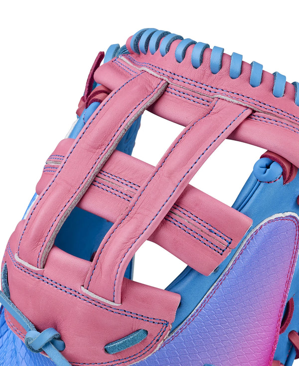 Close-up of the web on the Wilson A1000™ Momentum FPCM33 Special Make-up 33" Fastpitch Catcher's Mitt